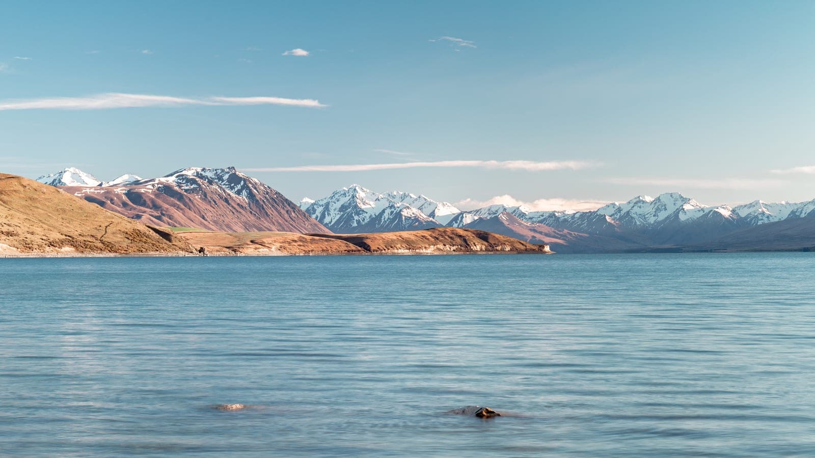 Lac de montagne aux eaux calmes